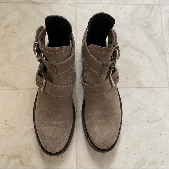 $895 Burberry Made in Italy Grey Suede Cut Out Buckle Moto Ankle Boots Size 6.5 - Picture 5 of 16